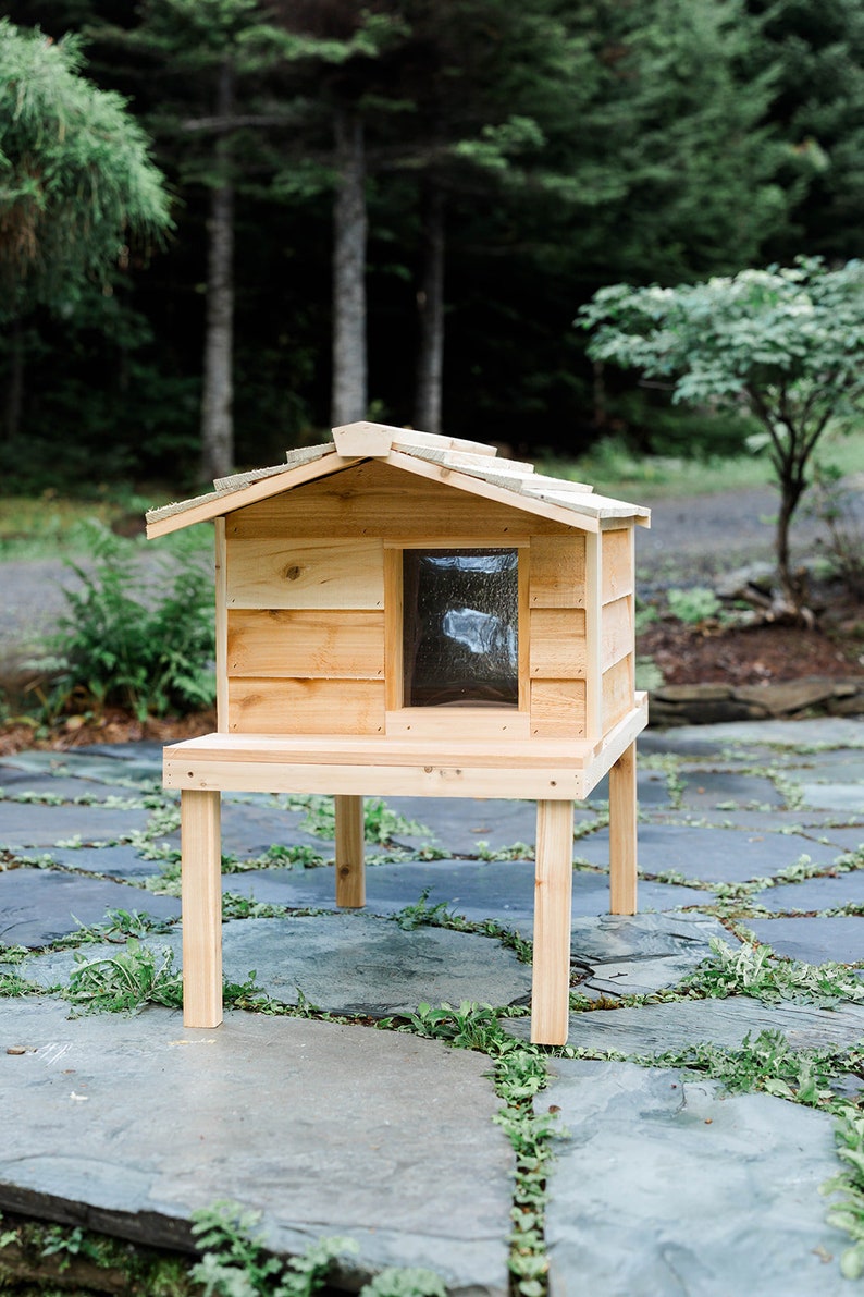 Insulated Outdoor Cat House: Large Feral Cat Shelter with Raised Deck image 4