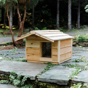 Large Outdoor Cat House with Extended Roof – Insulated Feral Cat Shelter for Winter and Summer