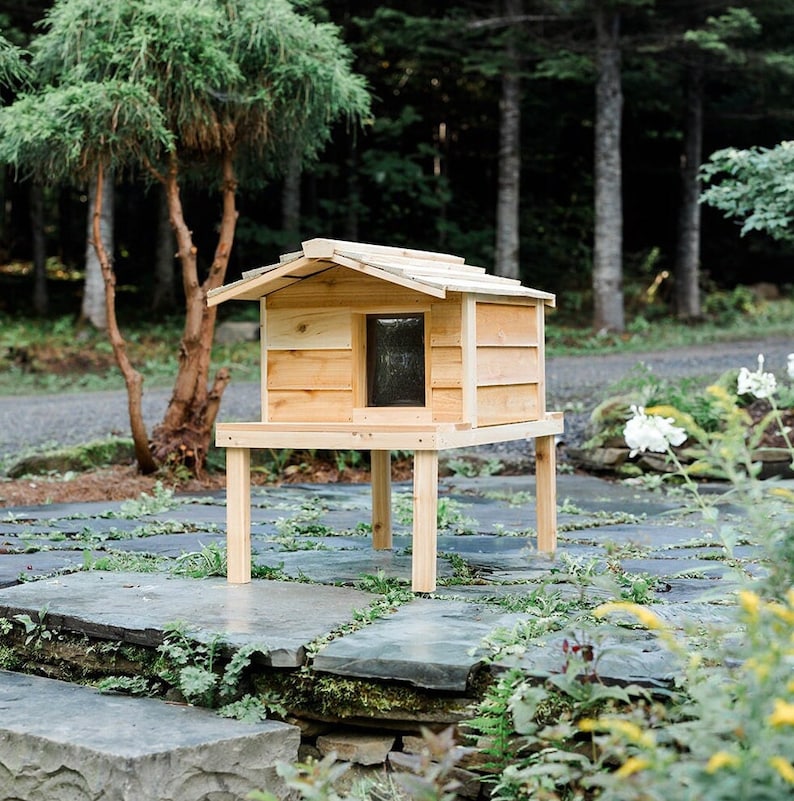 Insulated Outdoor Cat House: Large Feral Cat Shelter with Raised Deck image 1