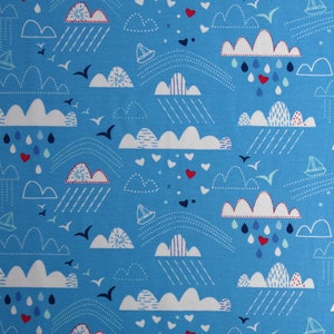 Könnte beinhalten: Blauer Stoff mit einem sich wiederholenden Muster aus weißen und roten Wolken, Regentropfen, Herzen und Segelbooten. Der Hintergrund ist einfarbig blau.