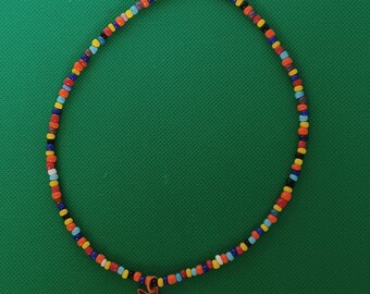 Collier avec perles de rocaille multicolores et breloque étoile orange