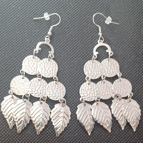 Boucles d'oreilles chandelier en métal argenté avec breloques plumes et pastilles martelées