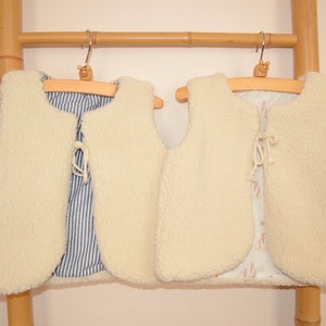 Reversible sleeveless shepherd&#39;s vest in beige cotton and sherpa