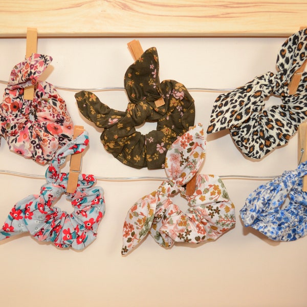 Mini and maxi scrunchies with a ruffle or mini and maxi foulchies for children and adults
