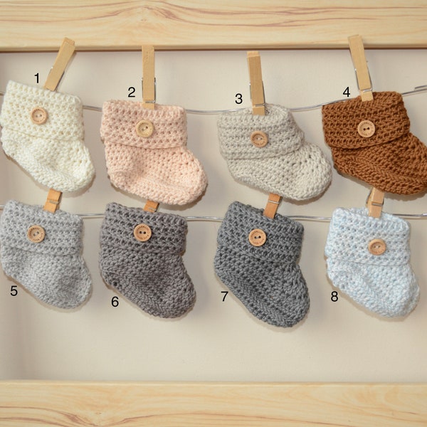 Chaussons de naissance en laine merinos crocheté à la main