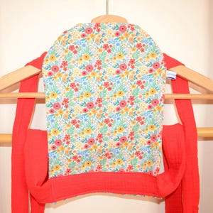 Porta-bebês, porta-bonecas fisiológico meitai para crianças em algodão com flores de primavera e gaze dupla vermelha