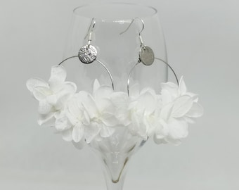 Boucles d'oreilles dorées ou argentées, fleurs stabilisées, hortensia blanc, créoles fleurs, bijoux mariage, mariage bohème, champêtre