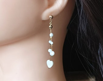 Boucles d'oreille pendantes, perles et cœur de nacre, perles naturelles d'eau douce.