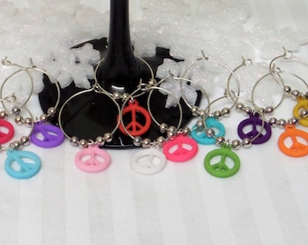 12 Marque verres, bijoux pour verres à pied, personnalisation  "peace and love"multicolores