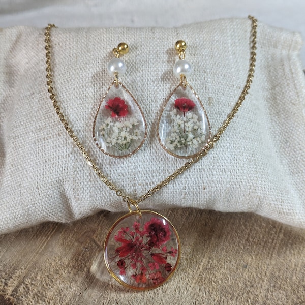 Boucles d'oreille pendantes + collier fleurs rouges, résine et perles blanches