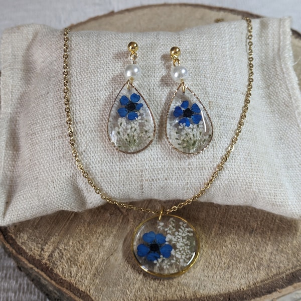 Collier + Boucles d'oreille pendantes fleurs bleues, résine et perles blanches