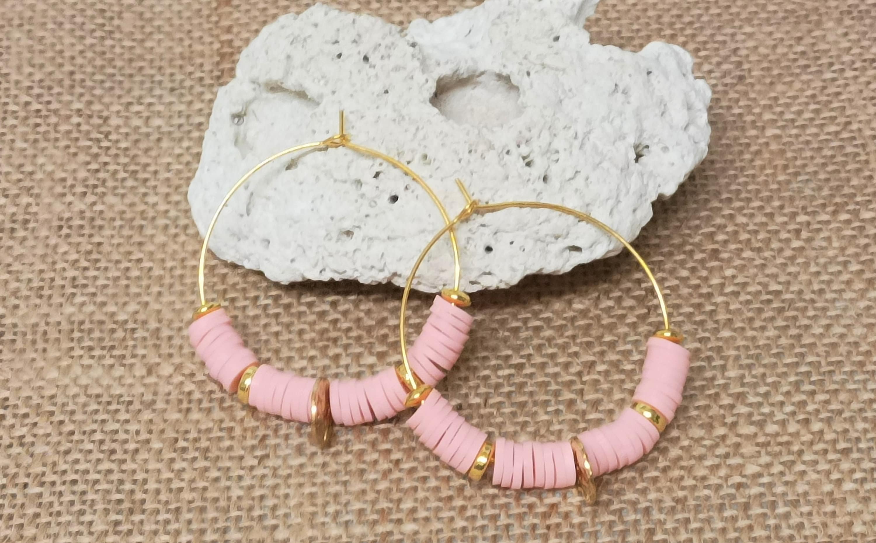 Boucles D'oreilles Pendantes Roses En Perles Acryliques - Neuves (sans Emballage)