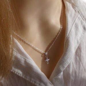 collier fin avec pendentif petite croix en argent 925