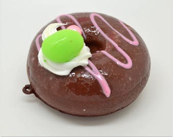 Méga breloque donut chocolat, coulis rose et fruits