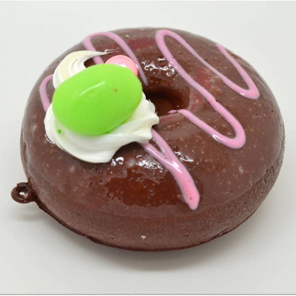 Méga breloque donut chocolat, coulis rose et fruits