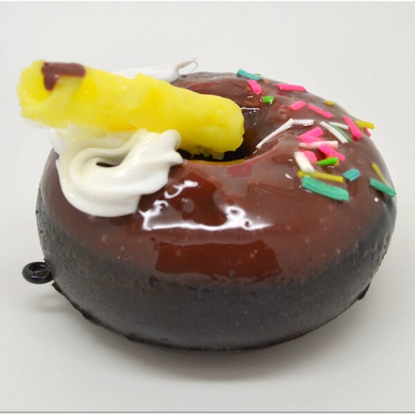 Méga breloque donut chocolat, pépites & chantilly