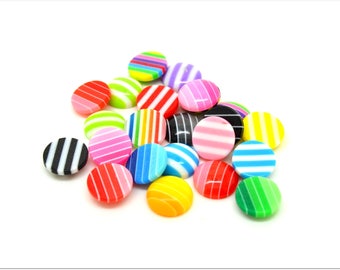 10 petits cabochons ronds rayés multicolores en résine