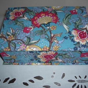 Boite en cartonnage, très beau tissu "indienne" fond turquoise