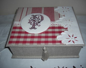 Kartonnen doos met monogram, linnen, kant, slinger