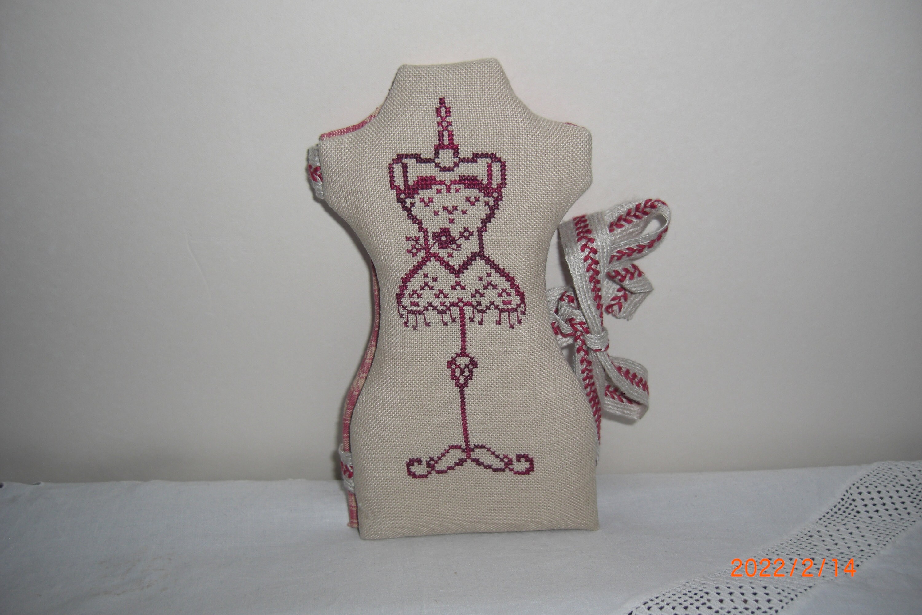 Trousse Broderie Manequin Brodé Main sur Lin