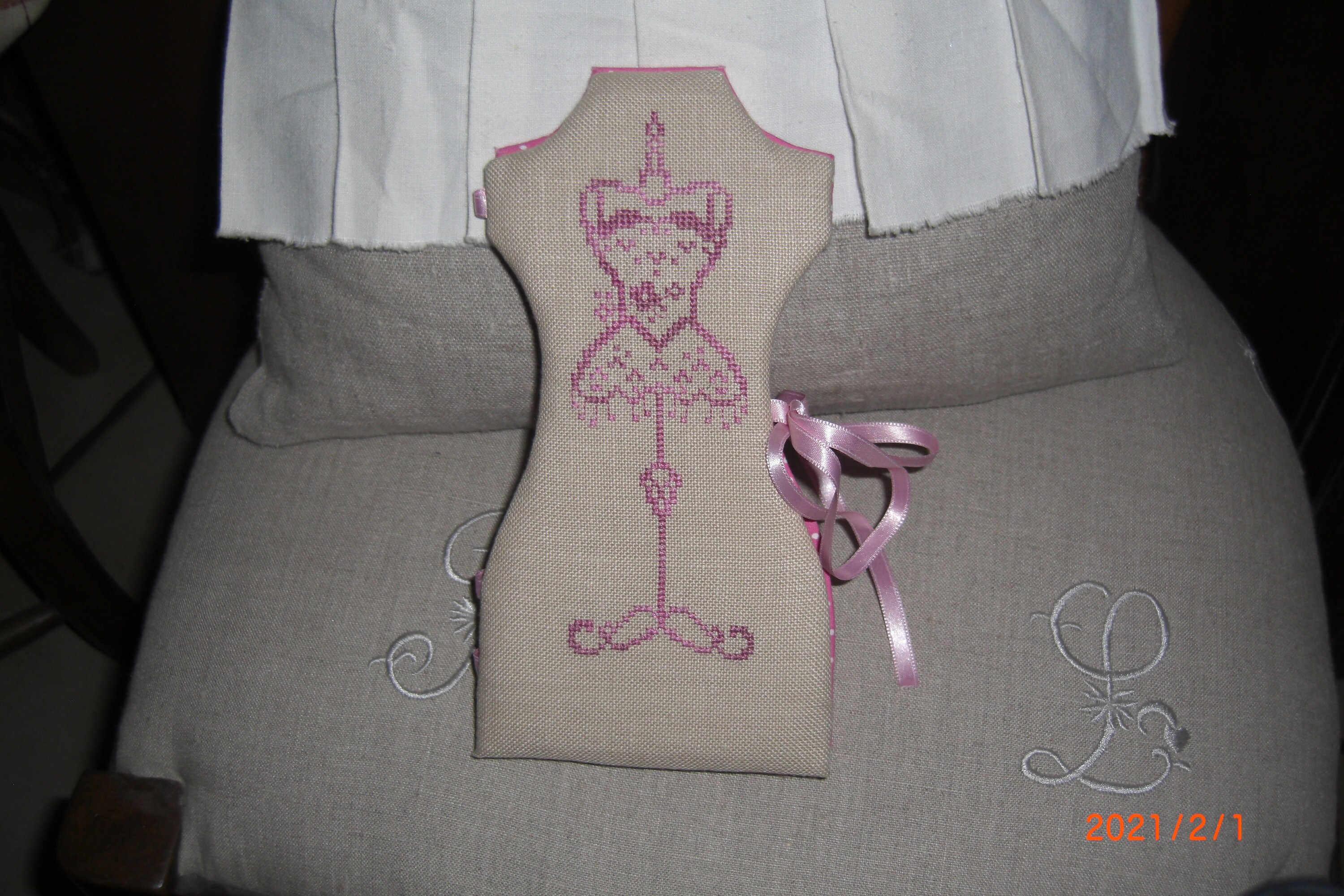 Trousse Broderie Manequin Brodé Main sur Lin