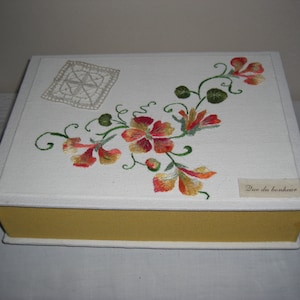 Grande boite en cartonnage, fleurs brodées, napperon ancien