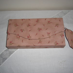 Boite pochette, très beau tissu imprimé "roses"