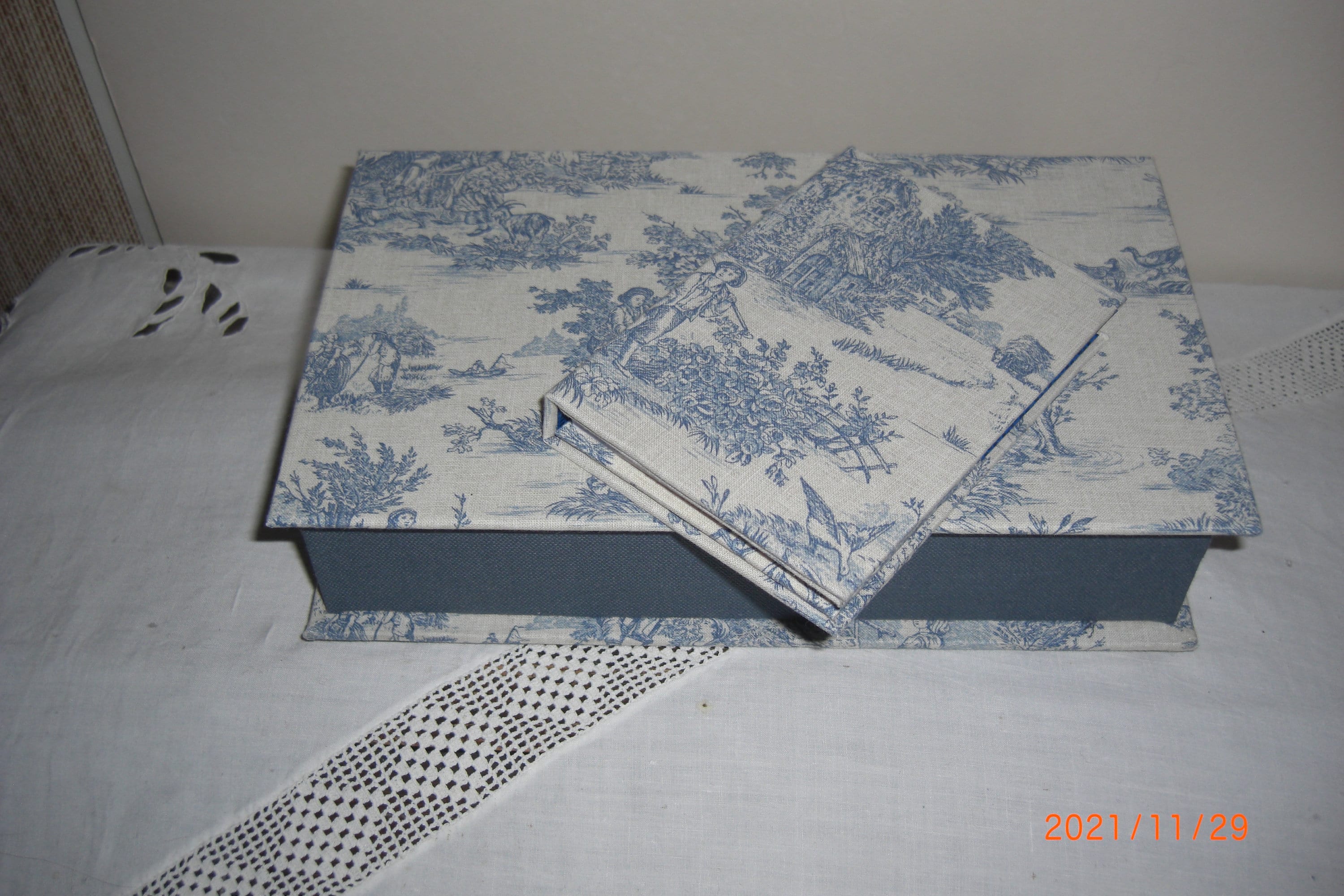 Boite de Rangement, Lin et Tissu Toile Jouy Bleue avec Son Carnet