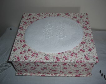 Coffret, boite de rangement, tissu imprimé avec des roses, très beau monogramme ancien CC