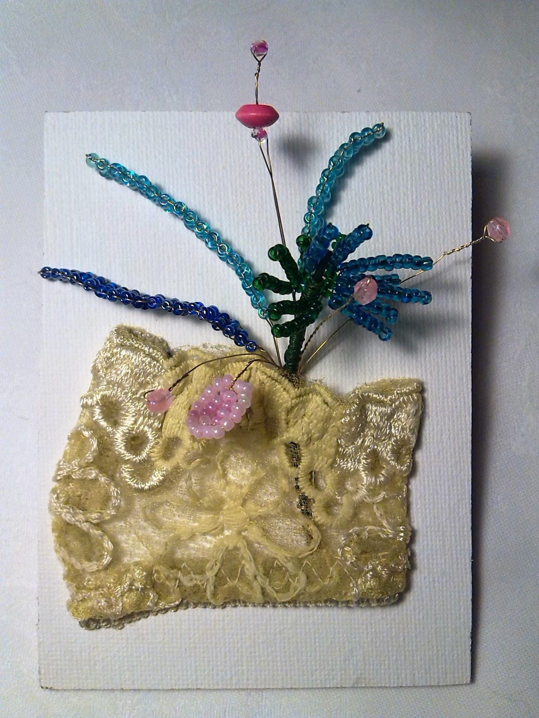 Petit Tableau Mural et Son Bouquet de Fleurs, Tableau en Perles , Dentelle Cadeau Unique Fait Main, 