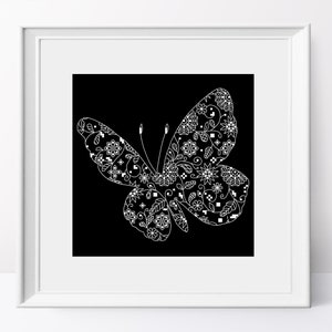 Puede incluir: Una imagen en blanco y negro de una mariposa con intrincados patrones florales en sus alas.