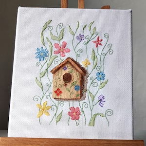 Vogelhaus Kreuzstichvorlage Vogelhaus mit Blumen Kreuzstichmuster Kleines Vogelhaus Kreuzstich pdf Zählmuster Kreuzstich Design