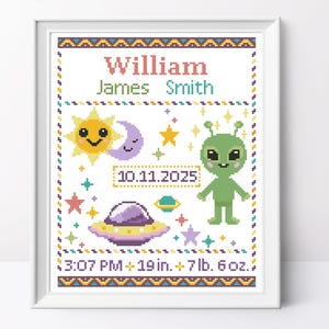 Pode incluir: Anúncio de nascimento bordado emoldurado com o nome "William James Smith". O design inclui um sol sorridente, lua, estrelas, um alienígena e um OVNI. A data 10.11.2025, a hora, a altura (48 cm) e o peso (3,3 kg) também são exibidos.