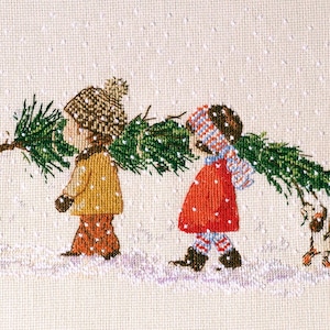 Könnte beinhalten: Kreuzstichmuster mit zwei Kindern, die einen Weihnachtsbaum durch den Schnee tragen, mit einem kleinen Hund. Die Kinder tragen Winterkleidung in Gelb-, Rot- und Brauntönen. Der Text "Crazy Bee Patterns" und "PDF Pattern Digital Download" sind sichtbar.