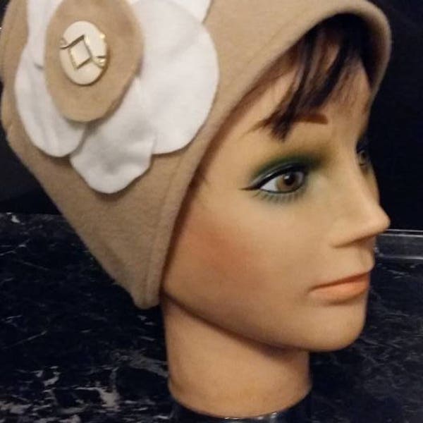 chapeau femme, bonnet, toque en polaire beige et sa grosse fleur blanche ornée d'un jolie bouton nacré et doré