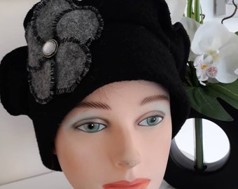 Chapeau femme, Béret, bonnet en laine bouillie noire et fleur grise