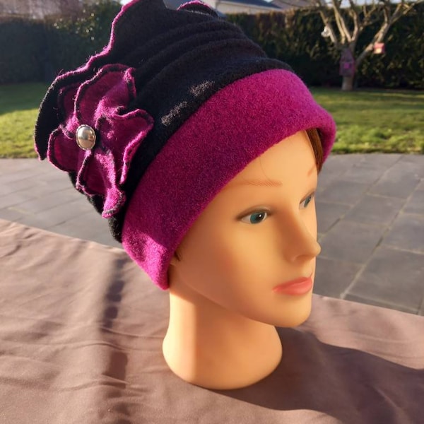 Bonnet, toque, chapeau femme en laine bouillie noire et fushia