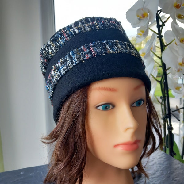 Chapeau femme, toque, bonnet en laine bouillie noire et en tissus scintillant.