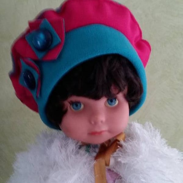 Béret enfant, chapeau enfant, bonnet en polaire bleu turquoise et fushia orné de deux boutons bleu turquoise nacré