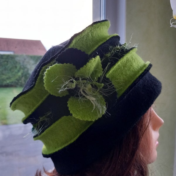 Toque, chapeau femme en laine bouillie noire et vert pistache.