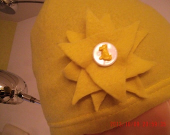 Bonnet enfant extensible jaune en polaire rehaussé d'un bouton pour fille ou garçon.