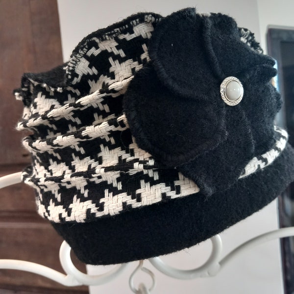 Toque, bonnet, chapeau femme en laine bouillie noire et lainage blanc et noir.