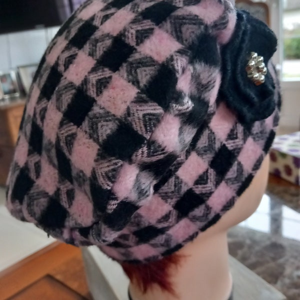 Béret enfant rose et noire en laine et sa fleur noire et son joli bouton argenté