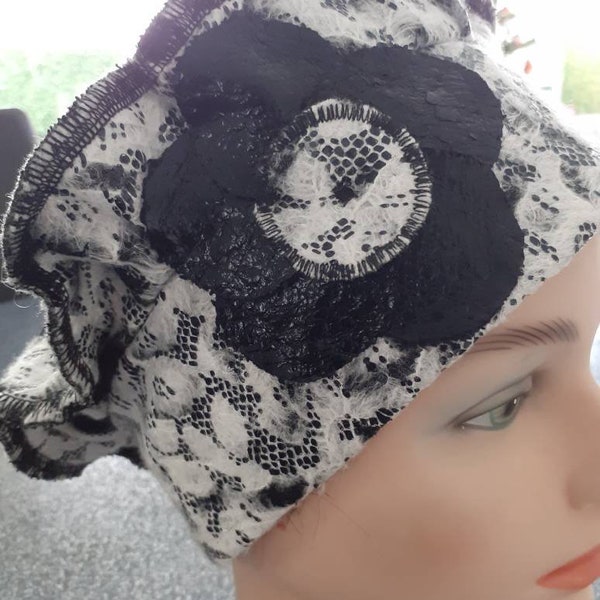 Béret, chapeau femme, bonnet blanc et noir avec sa fleur imitation cuir noire.