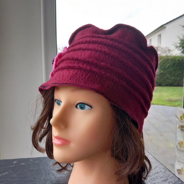 Toque, chapeau femme, bonnet en polaire bordeaux et sa fleur rose