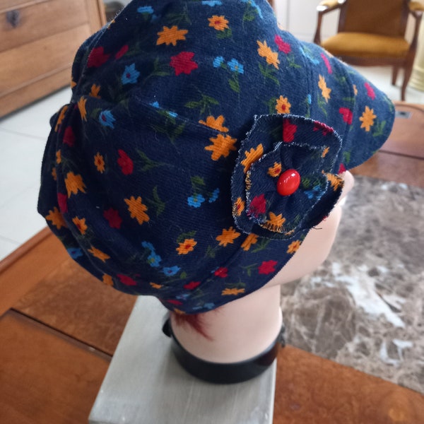 Casquette velours cotellée bleu avec des fleurs multicolore.