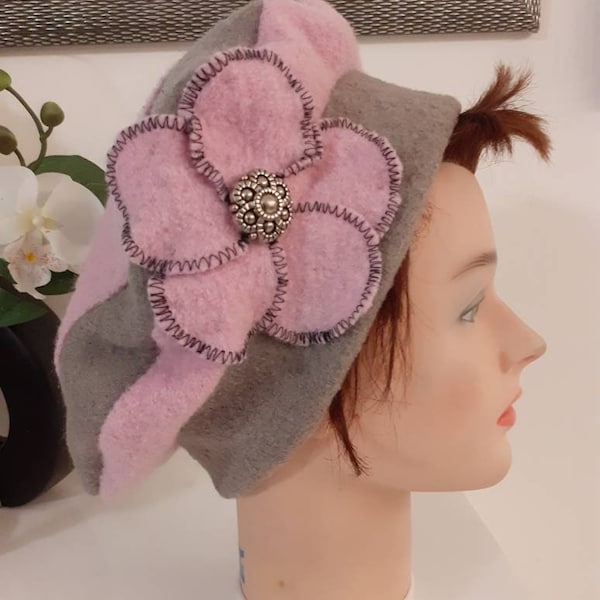 Chapeau femme, béret, bonnet en laine bouillie taupe et rose.