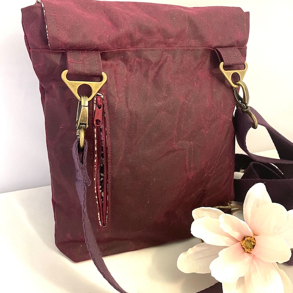 Oilskin bag Joleen in wine red, for cell phone, wallet and keys