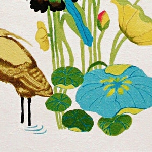 Op de afbeelding: Een gele vogel met bruine markeringen staat in een vijver met blauwe en groene waterlelies. De vogel heeft een lange, dunne snavel en lange poten. De achtergrond is wit met groene en gele bloemen.