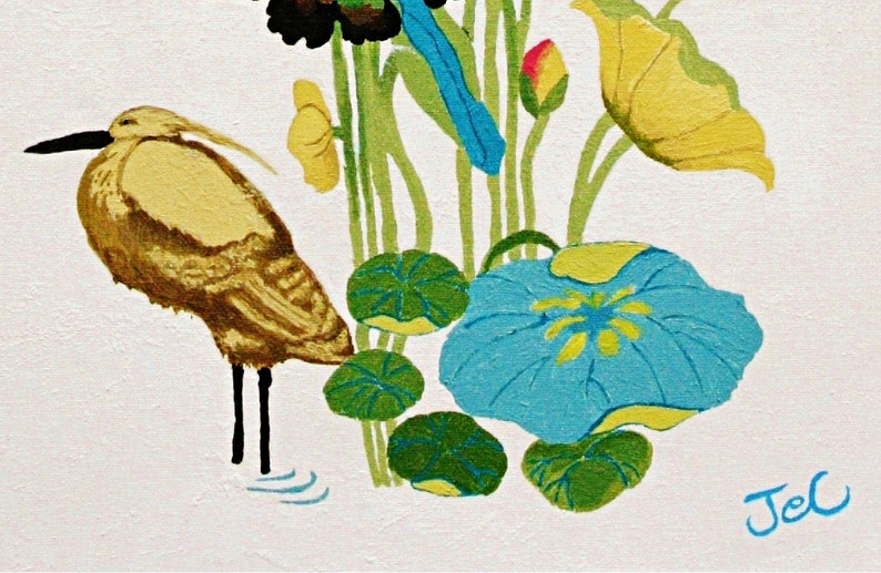 Op de afbeelding: Een gele vogel met bruine markeringen staat in een vijver met blauwe en groene waterlelies. De vogel heeft een lange, dunne snavel en lange poten. De achtergrond is wit met groene en gele bloemen.